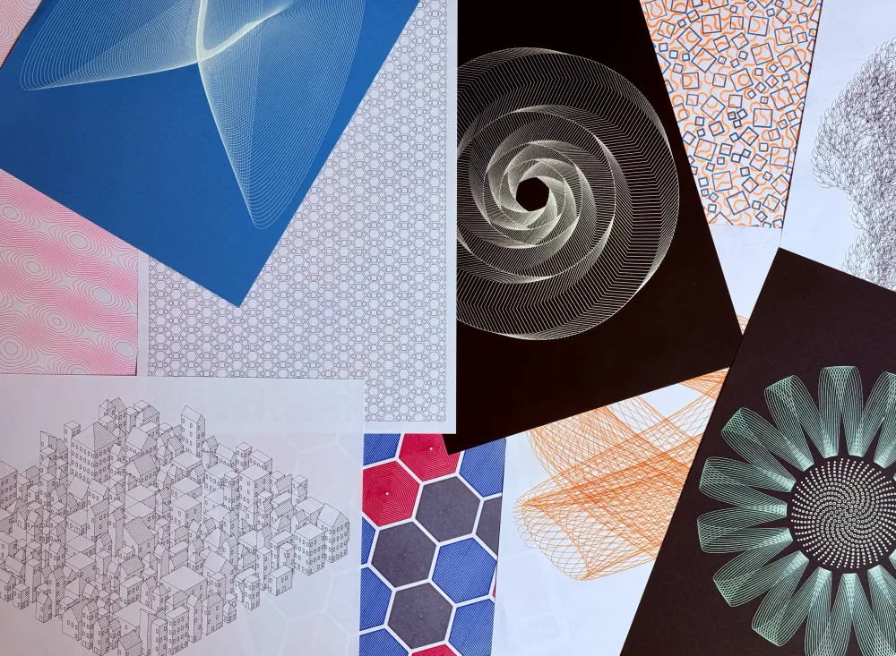 Um conjunto de desenhos de plotter terminados, feitos com o GD Studio, dispostos sobre uma secretária